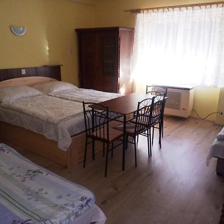 Szivarvany Apartman Дьюла Екстер'єр фото