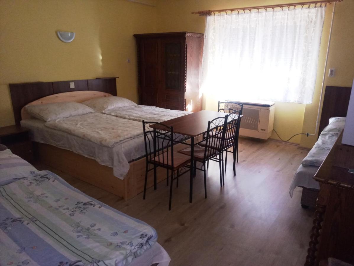 Szivarvany Apartman Дьюла Екстер'єр фото