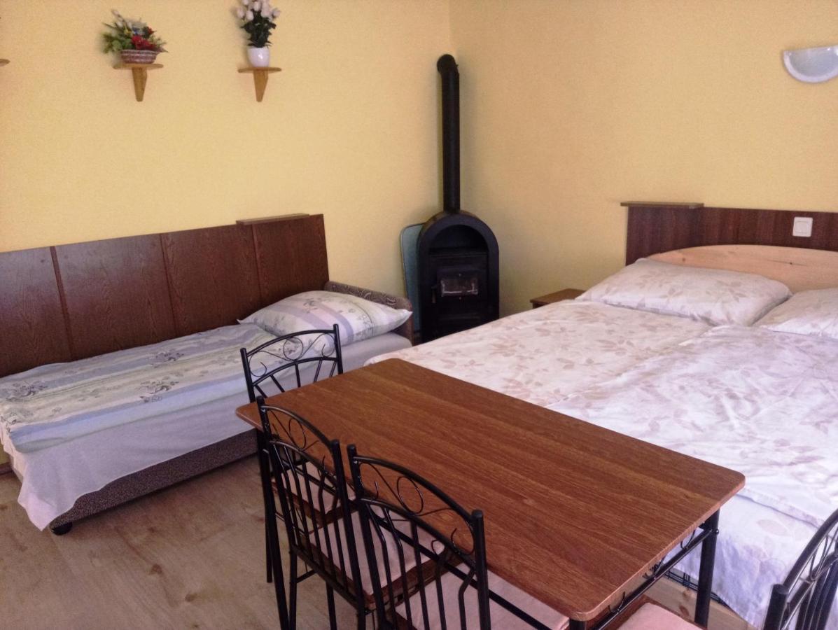 Szivarvany Apartman Дьюла Екстер'єр фото