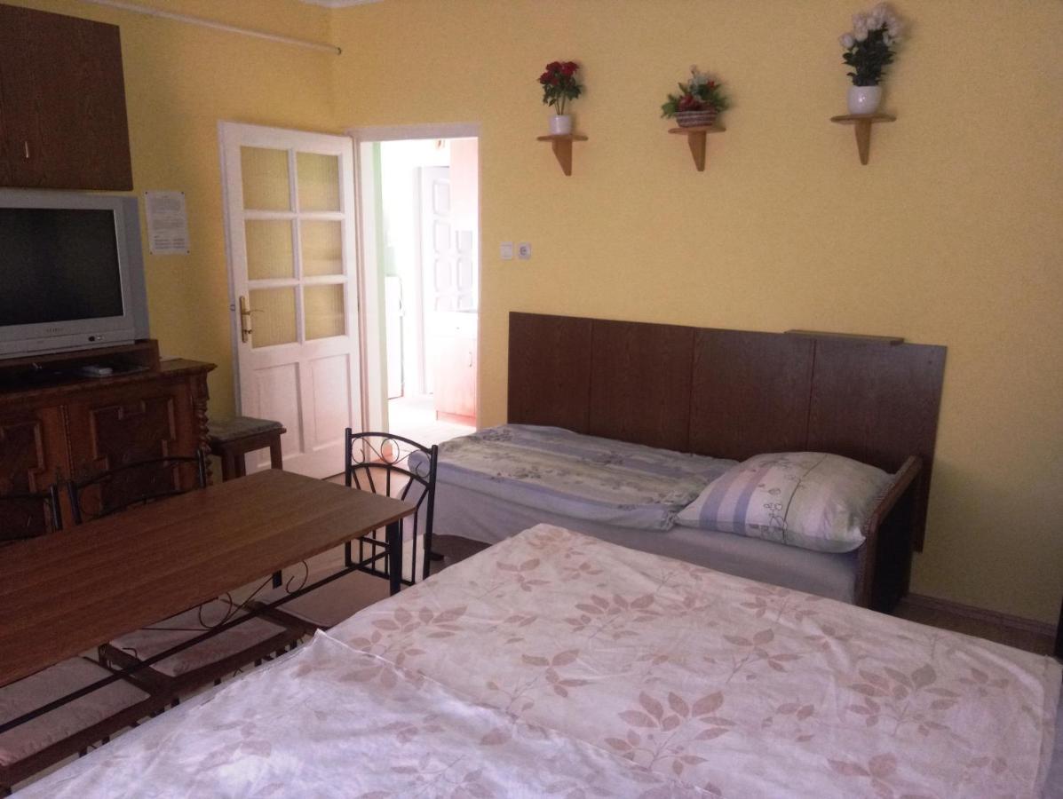 Szivarvany Apartman Дьюла Екстер'єр фото