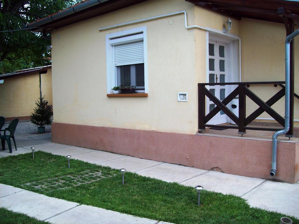 Szivarvany Apartman Дьюла Номер фото