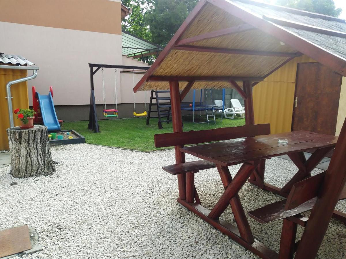 Szivarvany Apartman Дьюла Екстер'єр фото