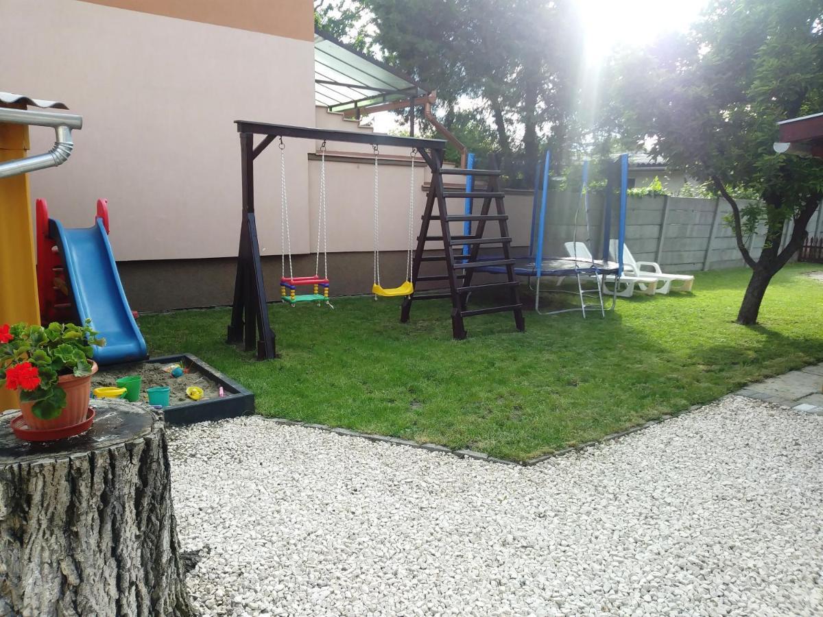 Szivarvany Apartman Дьюла Екстер'єр фото