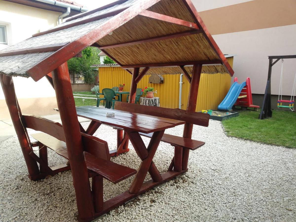 Szivarvany Apartman Дьюла Екстер'єр фото